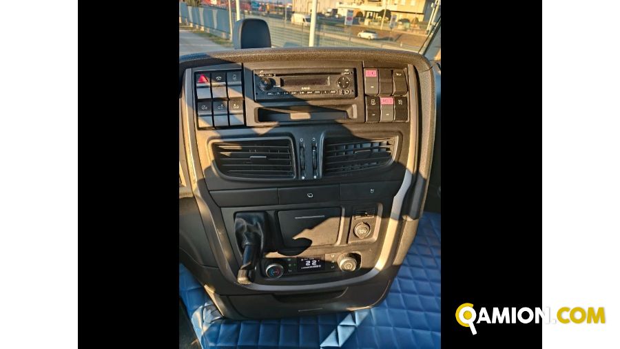 Iveco Mod. IVECO Vers. IVECO | Motrice Isotermico con gruppo frigo e sponda | INDUSTRIAL CARS S.P.A